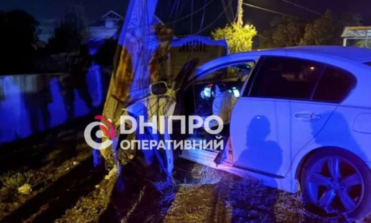 ДТП у Дніпрі: Lexus врізався в електроопору на Щитовій