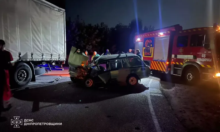 ДТП у Кам’янському районі: рятувальники діставали водія