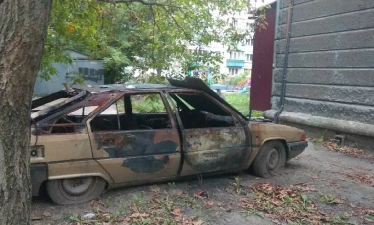 Кладовища авто у Дніпрі: двори перетворюються на звалища
