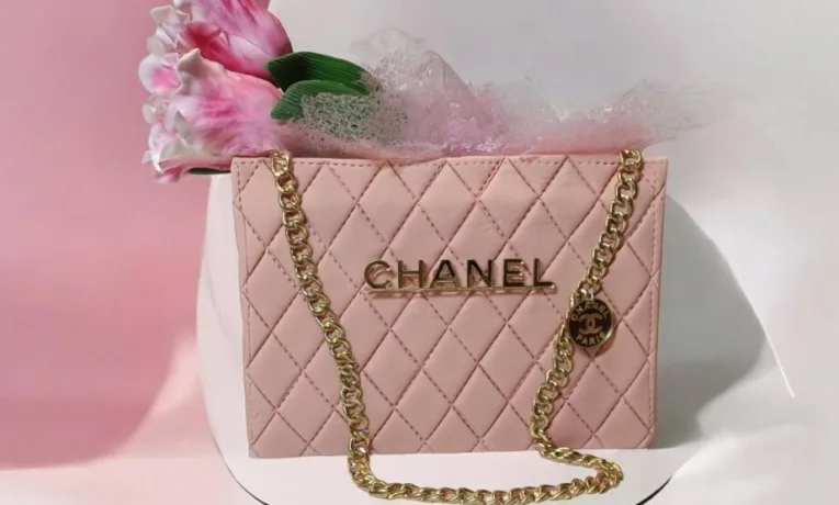 Кондитер із Дніпра створив їстівну сумку Chanel