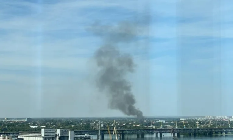 Масштабна пожежа на лівому березі Дніпра: що відомо