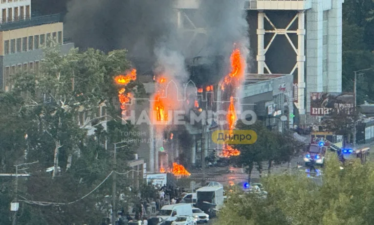 Масштабна пожежа у Дніпрі після ворожого удару