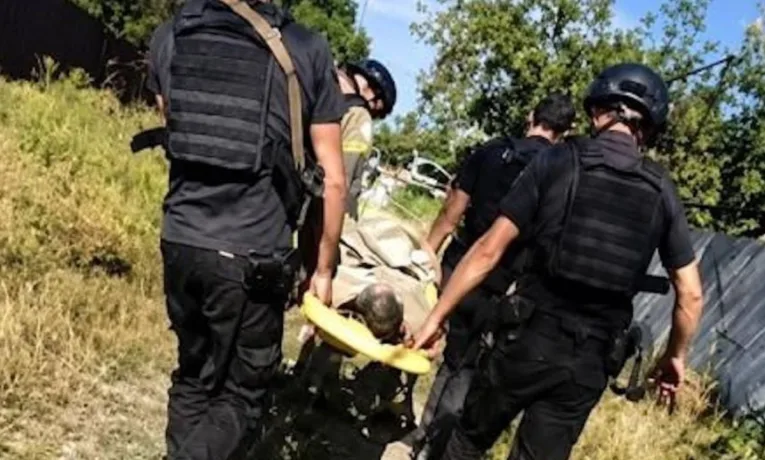 На Дніпропетровщині врятували чоловіка, що впав з кручі