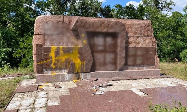 На Дніпропетровщині юнаки осквернили пам’ятний знак