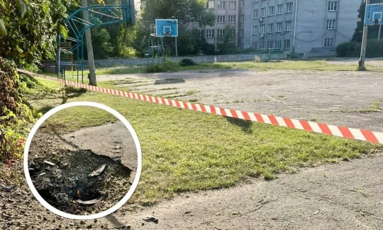 Наслідки атаки на Дніпро: вирва на шкільному стадіоні