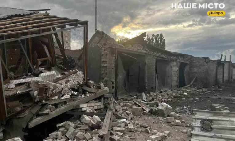Наслідки ворожої атаки на Дніпро: є загиблий та поранені