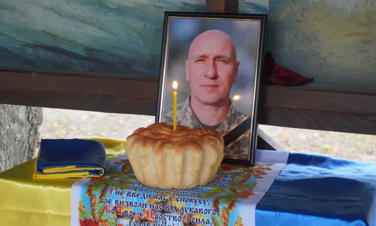 Нікополь попрощався із загиблим воїном Андрієм Крючком
