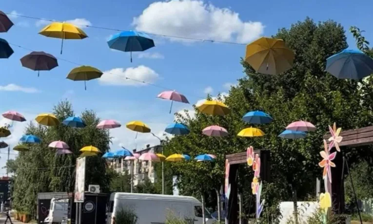 Нова фотозона у Дніпрі: алея парасольок у сквері Усачова