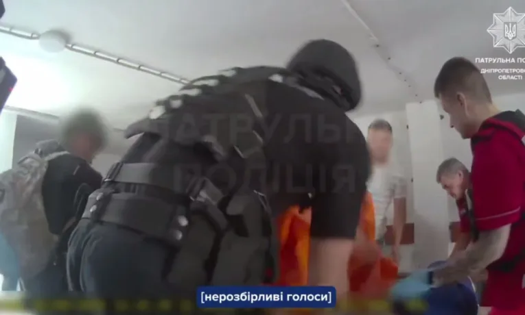 Патрульні показали кадри перших хвилин після удару по Дніпру