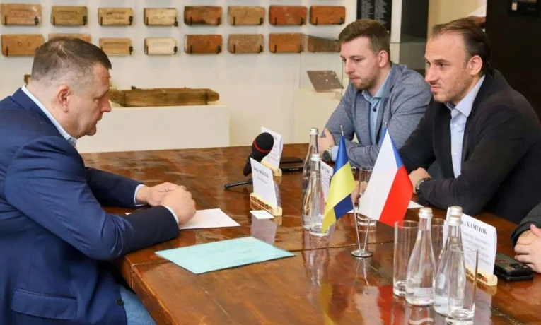 Посол Чехії відвідав Дніпро після нічного обстрілу
