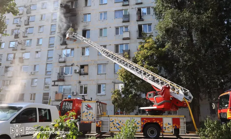 Пожежа у гуртожитку на Перемозі: є постраждалі