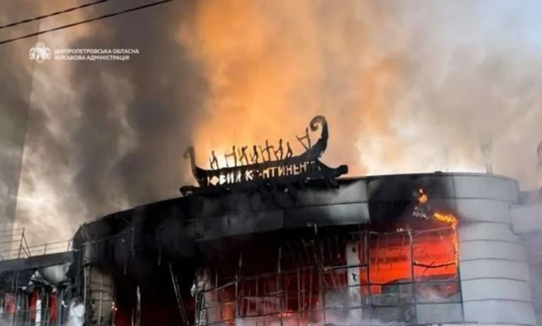 РФ атакувала ТЦ у Дніпрі: є поранені та масштабна пожежа