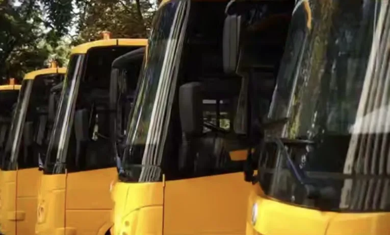 Школи Дніпропетровщини отримали нові шкільні автобуси