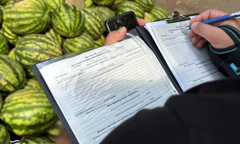 Стихійна торгівля кавунами у Дніпрі: штрафи та заборони