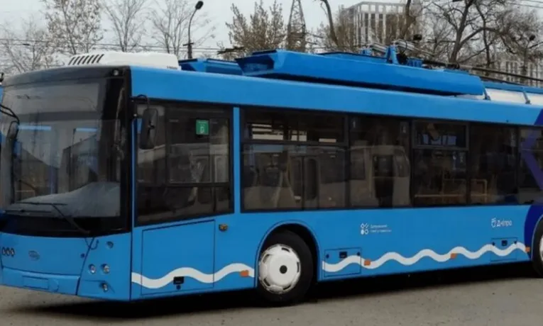 Тролейбус із душем: у Дніпрі пасажири мокнуть у транспорті
