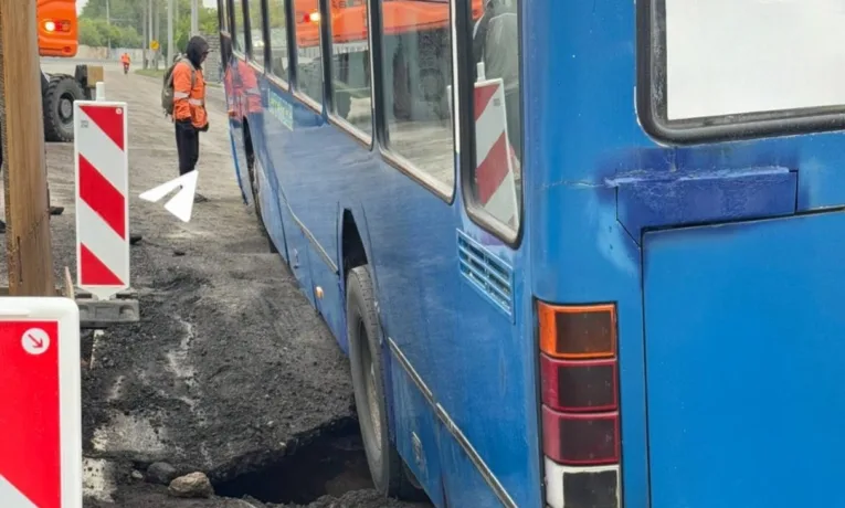 У Дніпрі автобус провалився під асфальт на Набережній