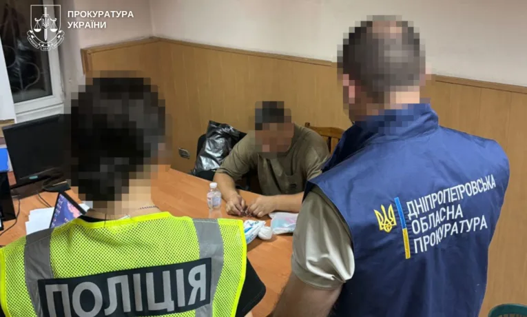 У Дніпрі чоловік вимагав гроші у підприємця