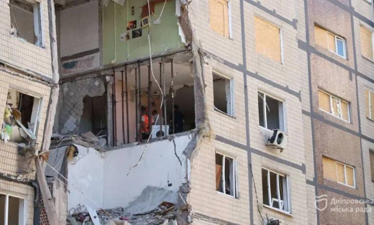 У Дніпрі демонтують під’їзд будинку після атаки шахеда