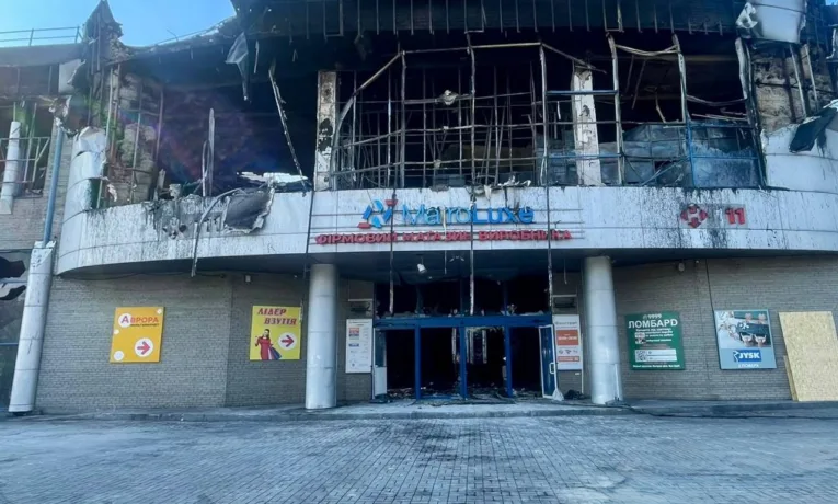 У Дніпрі ліквідували наслідки атаки на ТЦ: вивезли 15 тонн