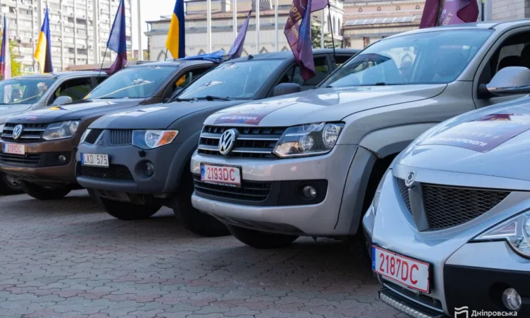У Дніпрі передали пікапи для 7-го корпусу ДШВ