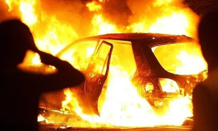 У Дніпрі підлітки намагалися спалити автомобіль