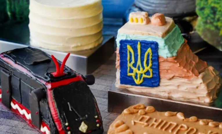 У Дніпрі створили десерти у формі символів міста