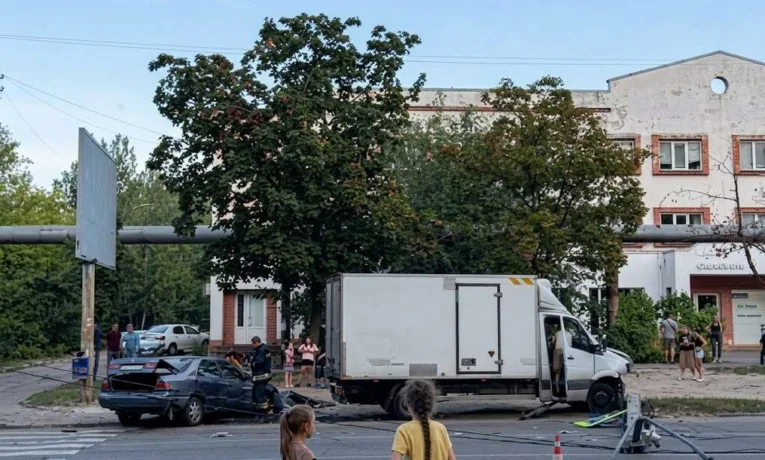 У Дніпрі вантажівка знесла стовп після ДТП: відео моменту