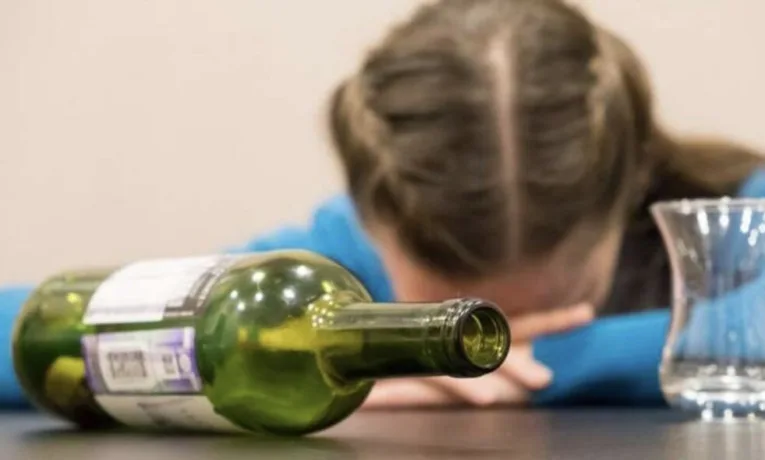 У Кам’янському матір оштрафували через отруєння доньки алкоголем