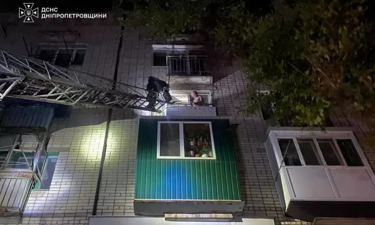 У Покрові рятувальники витягли підлітків з вогню
