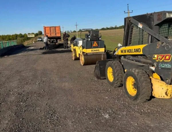 Аграрії Дніпропетровщини самотужки ремонтують дорогу