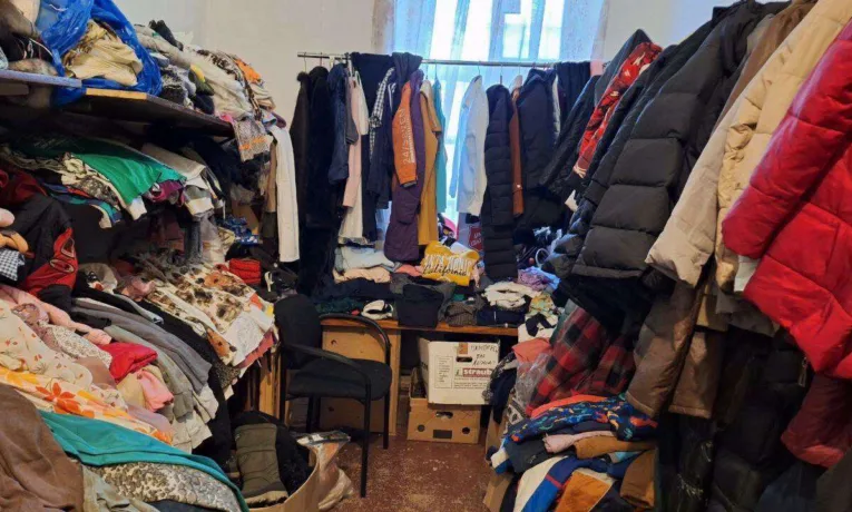 Безкоштовна допомога у Дніпрі: де отримати одяг та речі