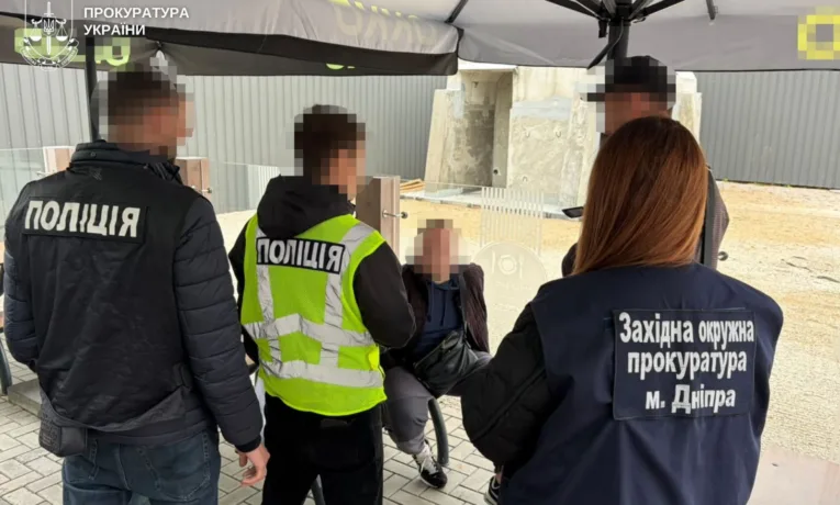 Бронювання та виїзд за кордон: затримано шахрая в Дніпрі