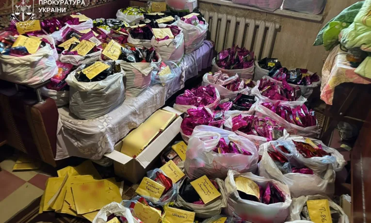Дніпровські наркоділки: виготовляли психотропні цукерки та вейпи
