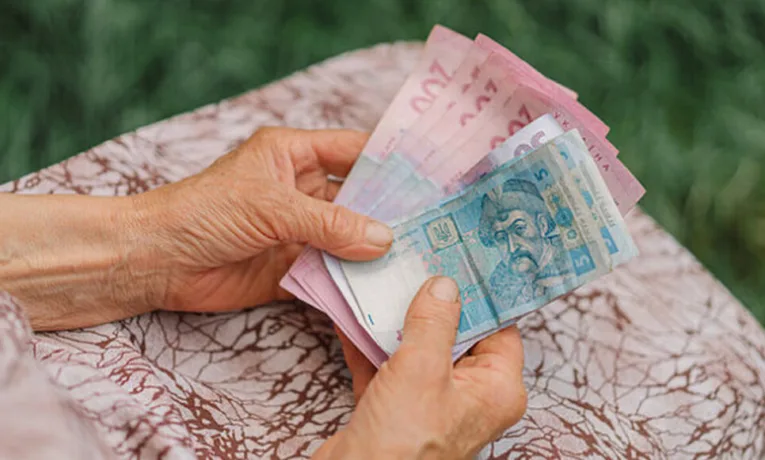 Доплата за вислугу років у 2026 році: кому та скільки