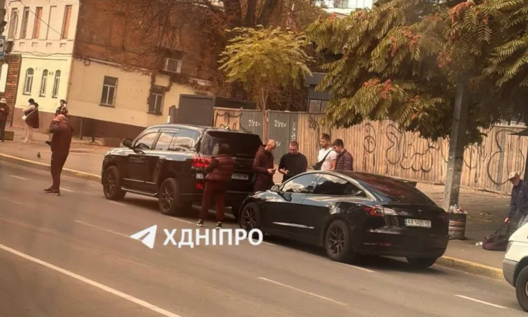 Дрифт у Дніпрі: авто ледь не збило зупинку