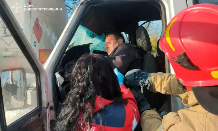 ДТП на Дніпропетровщині: водія затиснуло в авто