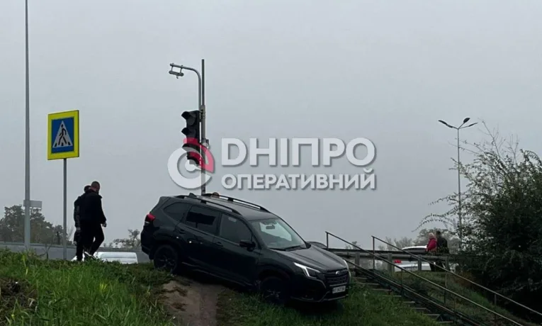 ДТП під Дніпром: Subaru вилетів з дороги біля переходу