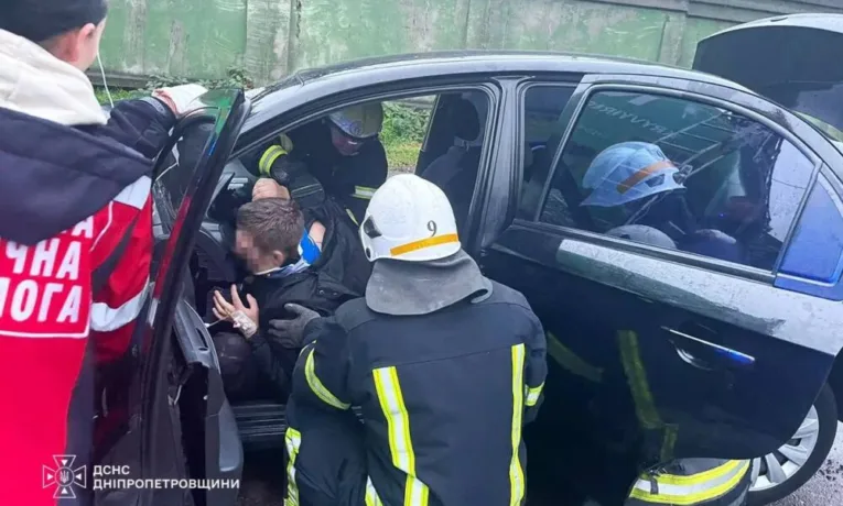 ДТП у Кам'янському: водія діставали з понівеченого авто