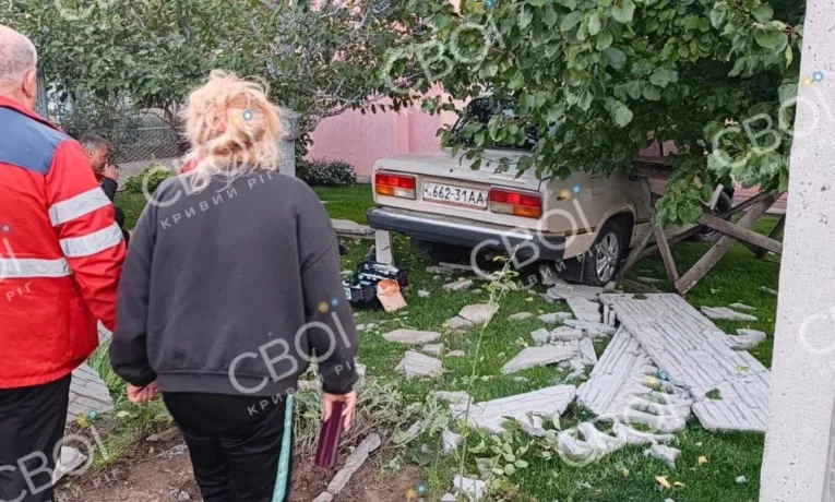ДТП в Апостоловому: авто влетіло у двір, є постраждалі