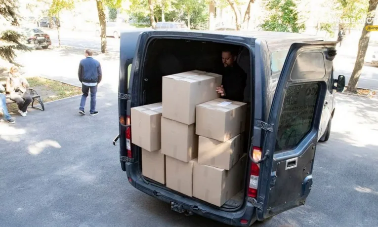 Лікарні Дніпра отримали 1000 комплектів операційного одягу