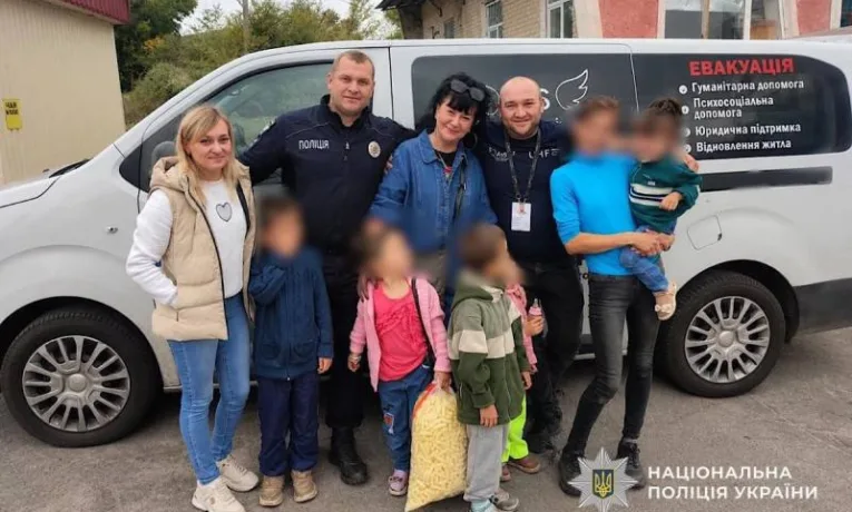 На Дніпропетровщині врятували родину від тирана та обстрілів