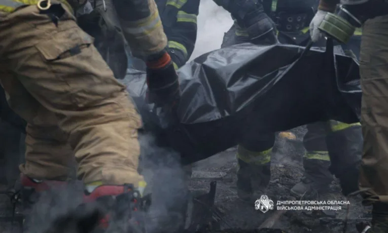 Наслідки атаки на Дніпро: з-під завалів дістали тіло