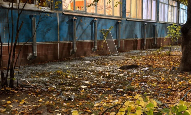 Наслідки атаки на школи у Дніпрі: понад 100 вікон