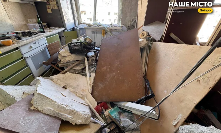 Наслідки атаки «шахеда» на багатоповерхівку у Дніпрі