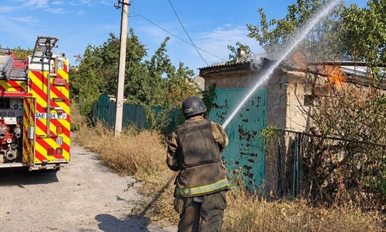 Наслідки обстрілів Дніпропетровщини: є загиблий та руйнування