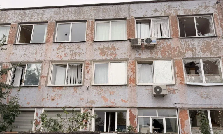 Наслідки ворожої атаки на Дніпро: пожежа та руйнування