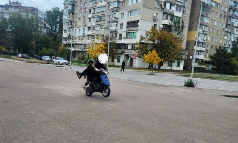 Небезпечні перегони на мопедах у скверах Дніпра