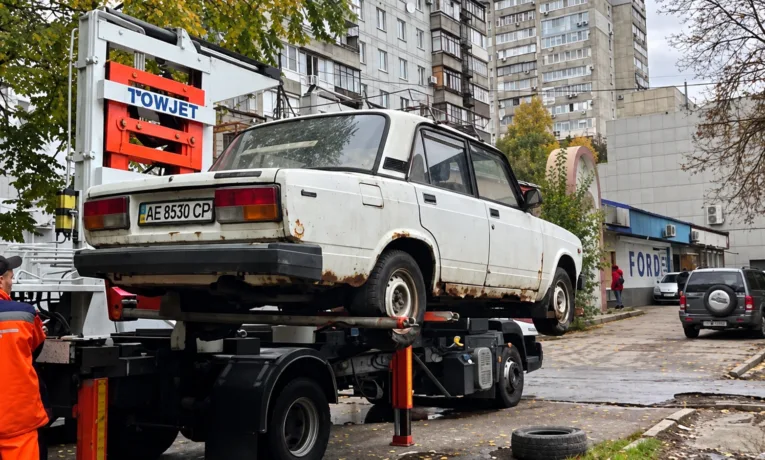 Покинуті авто у дворах Дніпра: що загрожує власникам
