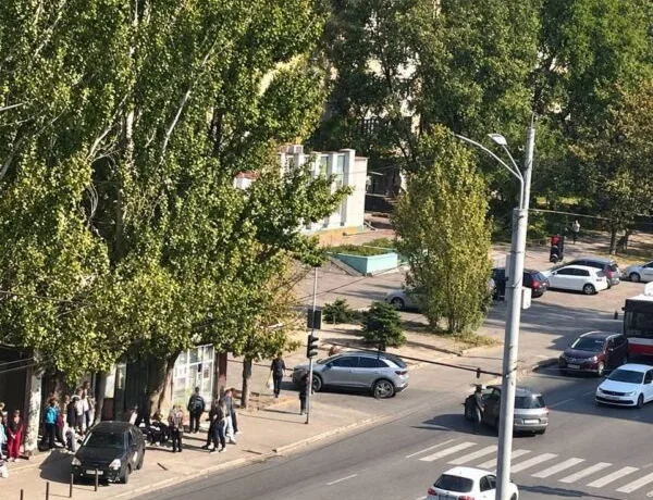 Потрійна ДТП у Дніпрі: авто вилетіло на тротуар