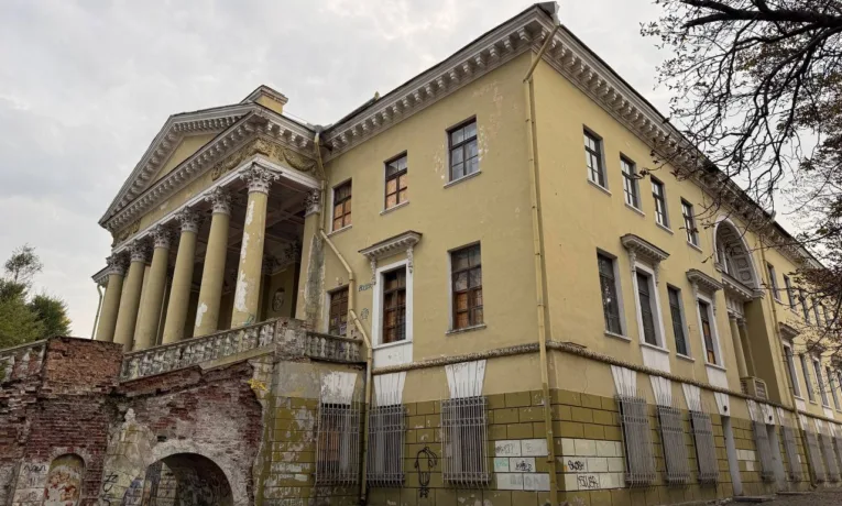 Ректору ДНУ загрожує відповідальність через Палац